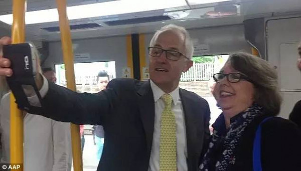 心疼！华人坐飞机经济舱偶遇新西兰总理...本来觉得已经很惨了...没想到澳洲总理更心酸...坐公交、被群众骂就不说了，还要擦地。 - 25