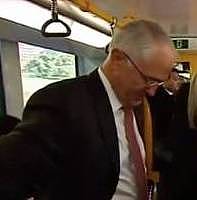 心疼！华人坐飞机经济舱偶遇新西兰总理...本来觉得已经很惨了...没想到澳洲总理更心酸...坐公交、被群众骂就不说了，还要擦地。 - 28