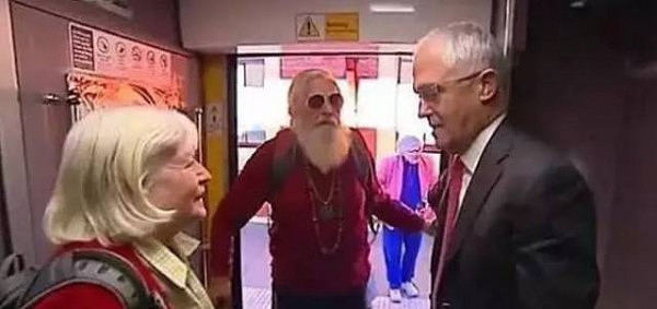 心疼！华人坐飞机经济舱偶遇新西兰总理...本来觉得已经很惨了...没想到澳洲总理更心酸...坐公交、被群众骂就不说了，还要擦地。 - 32