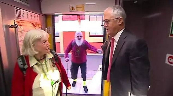 心疼！华人坐飞机经济舱偶遇新西兰总理...本来觉得已经很惨了...没想到澳洲总理更心酸...坐公交、被群众骂就不说了，还要擦地。 - 31
