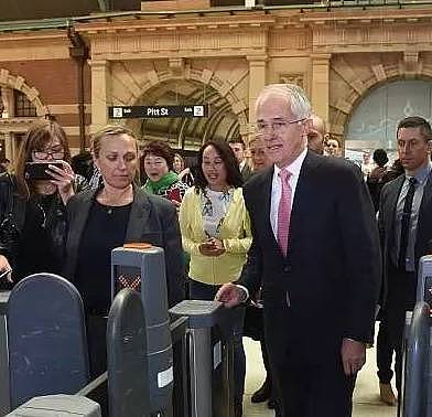 心疼！华人坐飞机经济舱偶遇新西兰总理...本来觉得已经很惨了...没想到澳洲总理更心酸...坐公交、被群众骂就不说了，还要擦地。 - 35