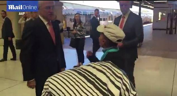 心疼！华人坐飞机经济舱偶遇新西兰总理...本来觉得已经很惨了...没想到澳洲总理更心酸...坐公交、被群众骂就不说了，还要擦地。 - 38