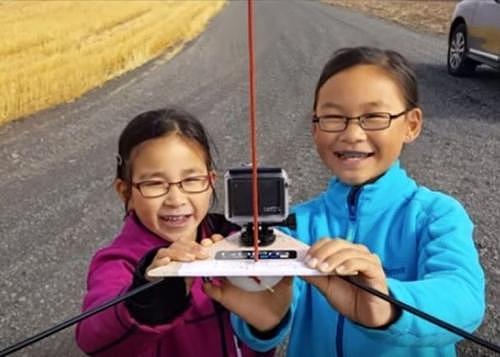 中国侨网两姐妹自制发射装置。