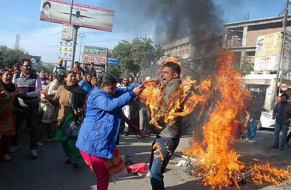 印度再爆大规模内乱 大批教师抗议致多地交通瘫痪（组图） - 3