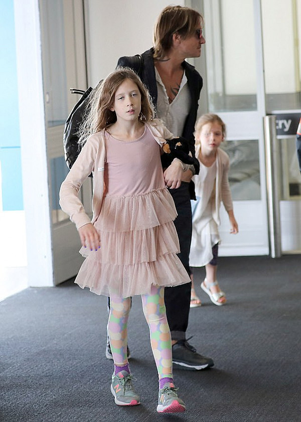 女神基因太强大！妮可女儿随父亲现身悉尼机场 超级大长腿羡煞众人（组图） - 2