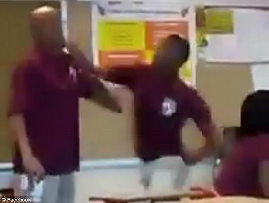 美国高中生课堂上殴打老师 同学无人劝阻 还大笑（视频） - 1