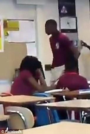 美国高中生课堂上殴打老师 同学无人劝阻 还大笑（视频） - 2