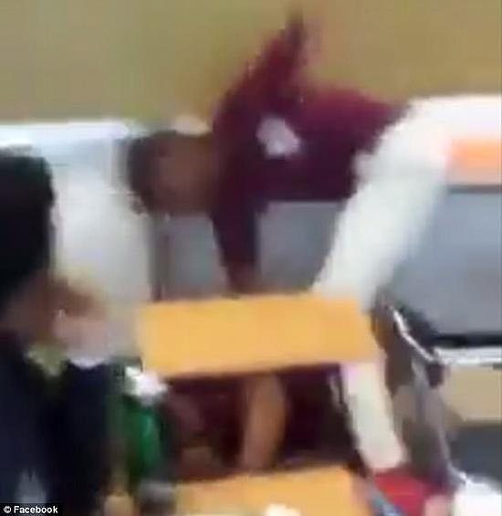 美国高中生课堂上殴打老师 同学无人劝阻 还大笑（视频） - 4