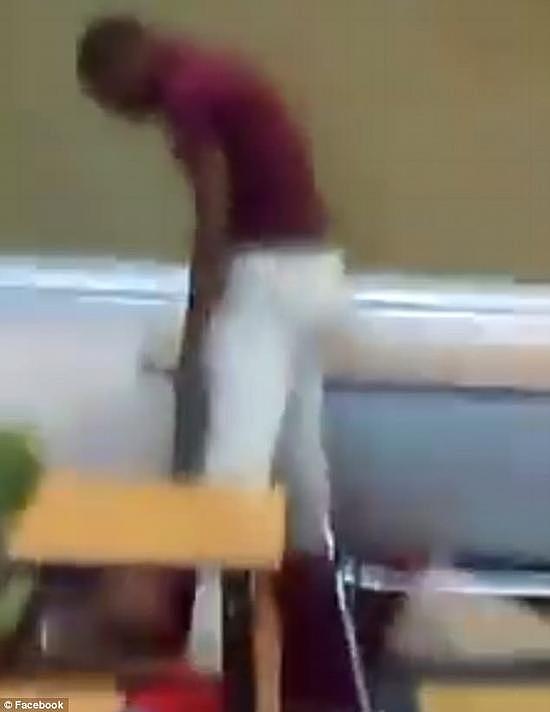 美国高中生课堂上殴打老师 同学无人劝阻 还大笑（视频） - 5