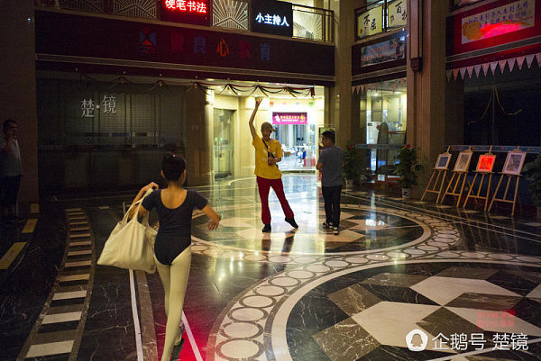 一男子年薪百万 却只住快捷酒店 1天吃1餐(组图) - 6