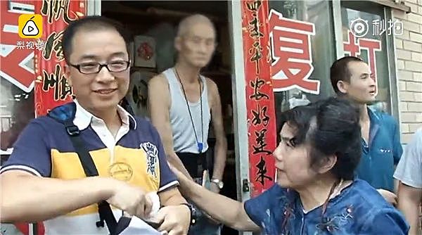 10元一张！大爷收顾客天价复印费  老伴看不下去上来就是一掌 - 3