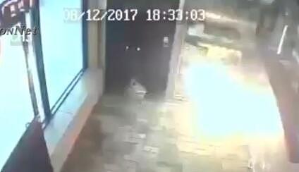 美国中餐馆遭人投掷爆炸物 监控记录惊险一刻（图/视频） - 2