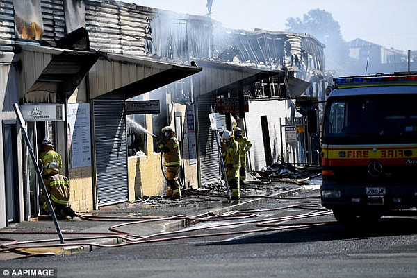 布里斯班购物中心发生大火 华裔医生的医疗中心被烧成废墟！10家商店不同程度损毁 - 1