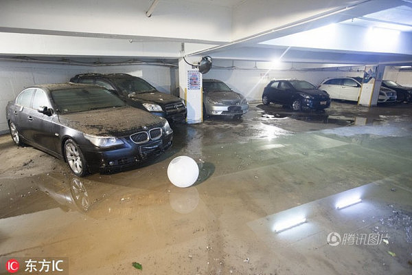 台风过后 香港地下车库里成堆百万豪车被泡(组图) - 4