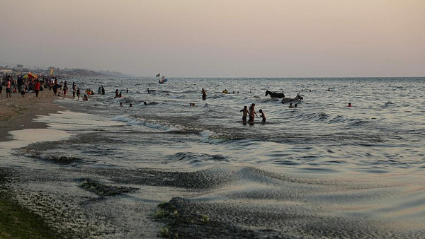 加沙海边遍地垃圾，5岁男孩在污水中游泳后去世（组图） - 3