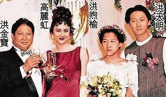 19岁当港姐冠军，拍电影爱上师父洪金宝，嫁他后不生孩子甘当后妈26年
