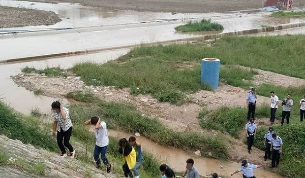 打开传销点房门一瞬间 女警察当场吐了...（组图） - 1