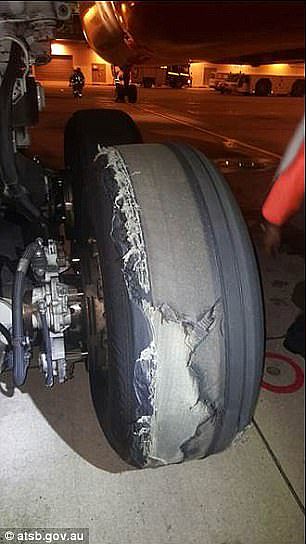 轮胎严重撕裂、翼板出现大洞！捷星航空新加坡飞墨尔本航班紧急迫降（图） - 1