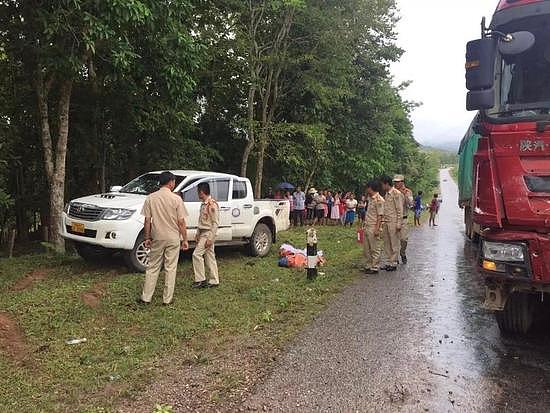 老挝皮卡与卡车相撞 2名未系安全带中国公民死亡（图） - 1