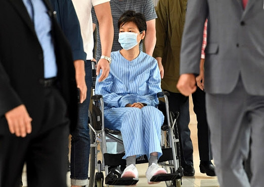 朴槿惠入狱5个月再度就医 坐轮椅现身白发显眼（组图） - 1