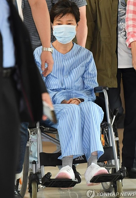 朴槿惠入狱5个月再度就医 坐轮椅现身白发显眼（组图） - 2