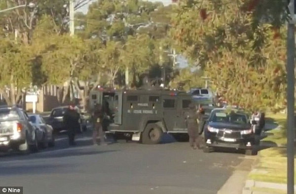悉尼西区大型装甲车封路 警方：非恐袭相关市民无须惊慌 - 2