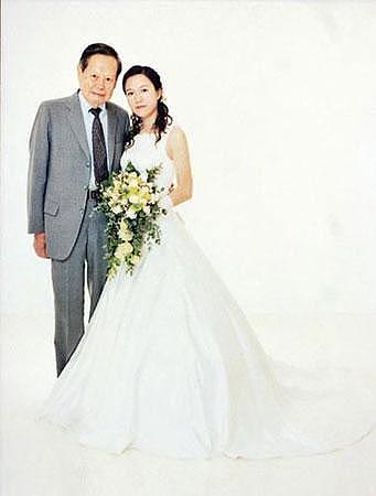 从一张图能看出杨振宁和翁帆婚姻状态吗？（组图） - 8