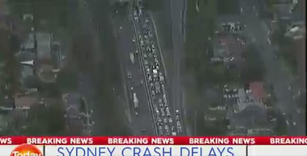 悉尼M5发生多车连环相撞 事故现场附近堵车长龙达3公里 - 3