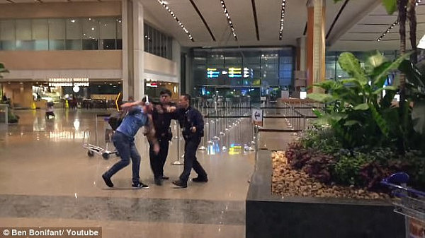 澳男在新加坡机场发酒疯袭警被判入狱半年 曾扬言要将警察的头“拧下来” - 1