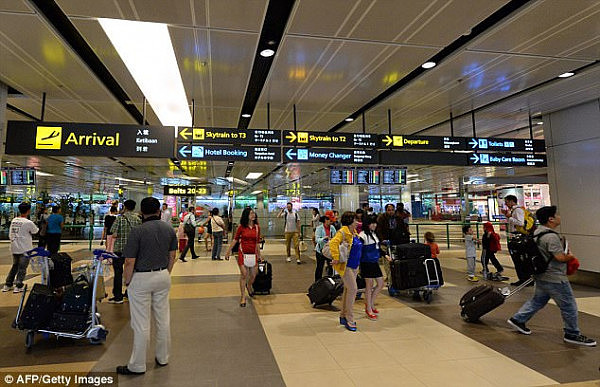 澳男在新加坡机场发酒疯袭警被判入狱半年 曾扬言要将警察的头“拧下来” - 2