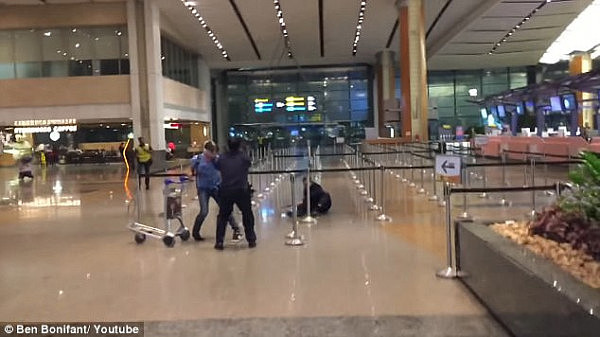 澳男在新加坡机场发酒疯袭警被判入狱半年 曾扬言要将警察的头“拧下来” - 3