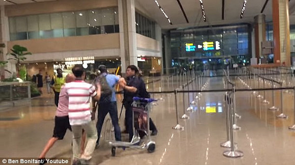 澳男在新加坡机场发酒疯袭警被判入狱半年 曾扬言要将警察的头“拧下来” - 4
