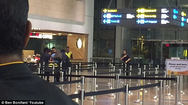 澳男在新加坡机场发酒疯袭警被判入狱半年 曾扬言要将警察的头“拧下来” - 5