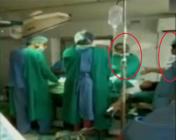 印度两名医生手术过程中“互骂”把孕妇晾一边致胎死腹中（组图） - 1