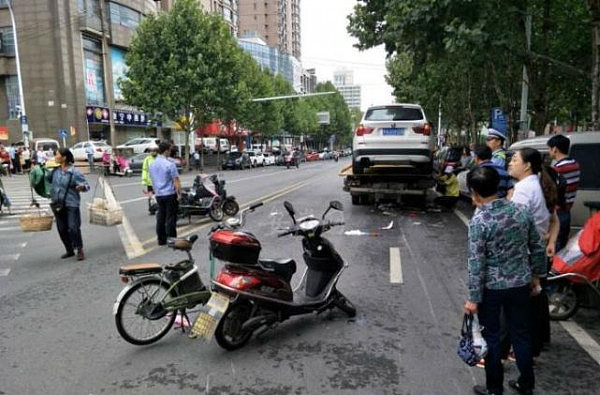 开学第一天合肥一小学门口发生车祸 4名学生受伤 - 3