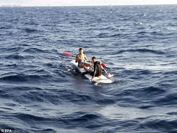 惊呆！两名非洲移民欲乘冲浪板偷渡欧洲（组图） - 1