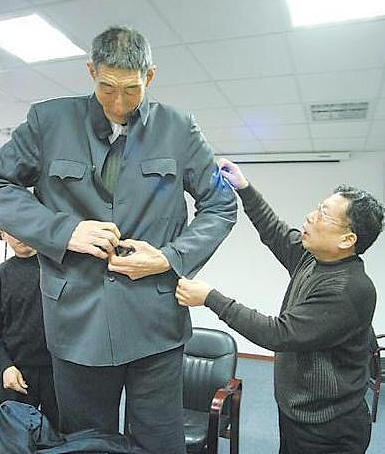 中国第一巨人 56岁闪婚 比岳父大2岁 不顾医生劝阻生子(组图) - 1