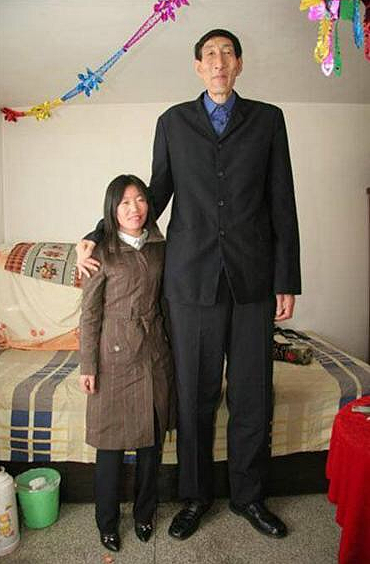 中国第一巨人 56岁闪婚 比岳父大2岁 不顾医生劝阻生子(组图) - 4