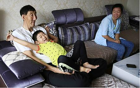 中国第一巨人 56岁闪婚 比岳父大2岁 不顾医生劝阻生子(组图) - 6