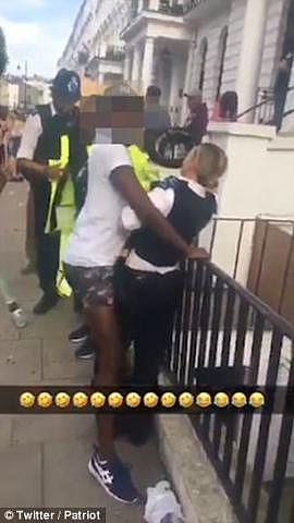 男子狂欢节太兴奋 将女警察堵在栏杆上猥亵遭通缉