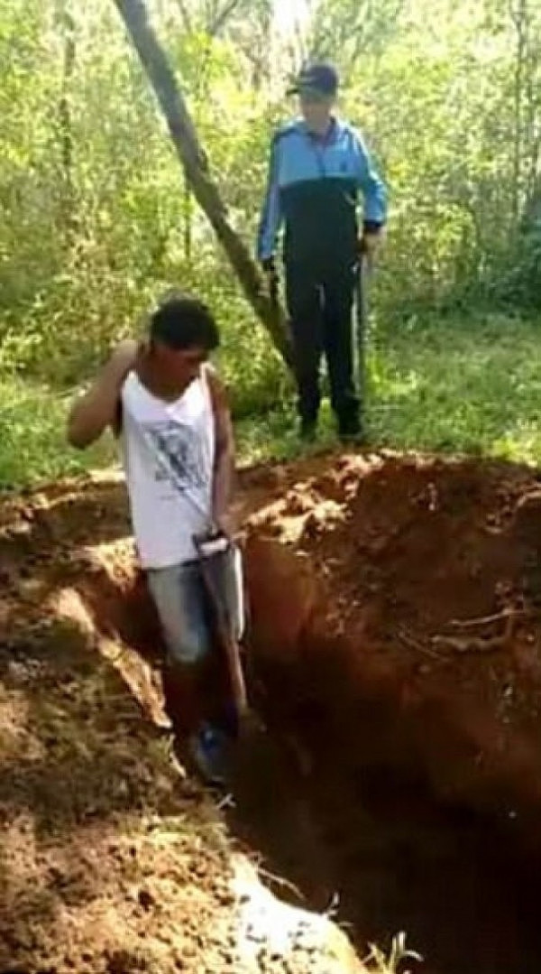 太惨！巴西男子离开黑帮遭追杀 死前被迫自掘坟墓遭汽油焚尸（组图） - 2