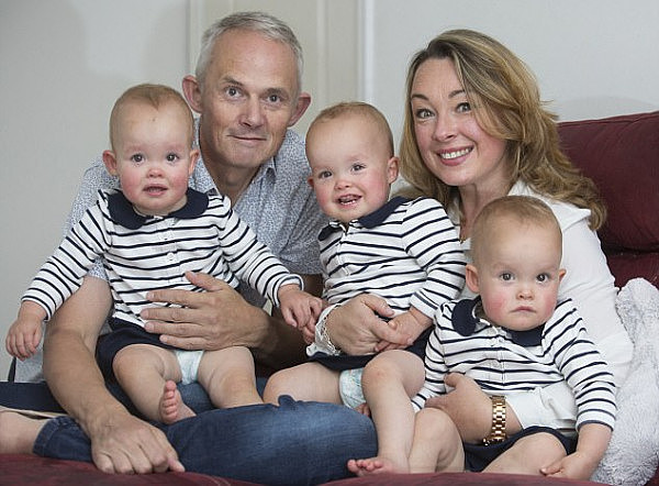 英国高龄产妇生同卵三胞胎 几率两亿分之一（组图） - 3