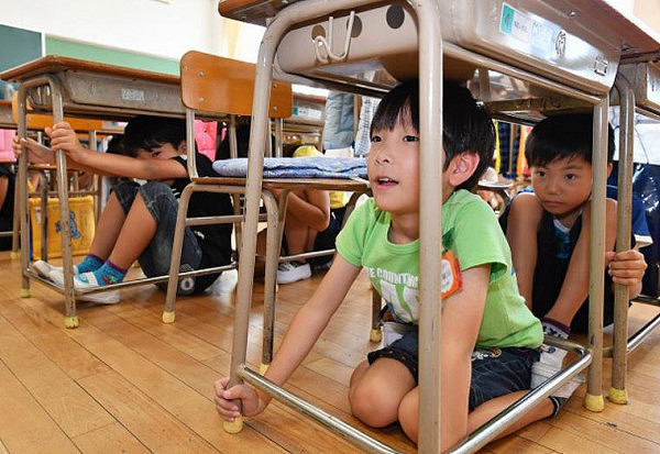 日本学校开学第一天 不上课先搞大地震演习（组图） - 3