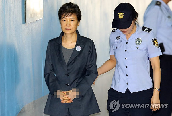 朴槿惠第63次受审，面容憔悴身形瘦削（组图） - 1