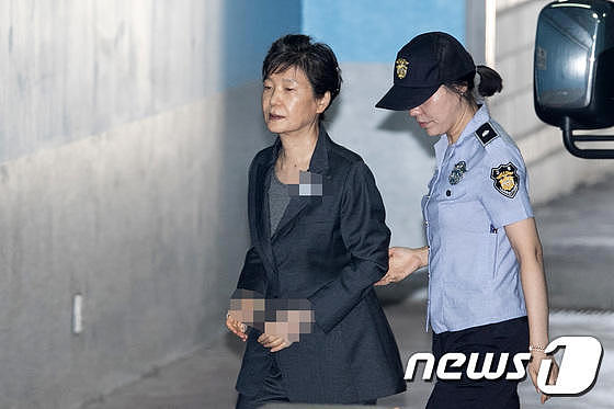 朴槿惠第63次受审，面容憔悴身形瘦削（组图） - 2