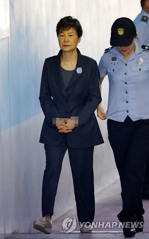 朴槿惠第63次受审，面容憔悴身形瘦削（组图） - 5