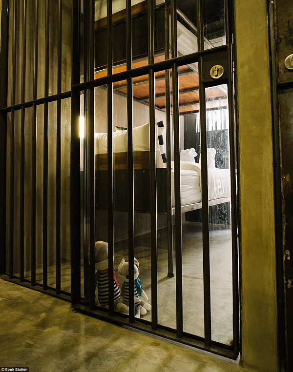 揭秘泰国监狱酒店：住店跟坐牢一模一样（组图） - 1