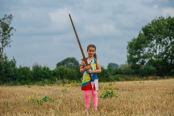 英国7岁女孩水池中捡到1米长剑 或属于亚瑟王（组图） - 1