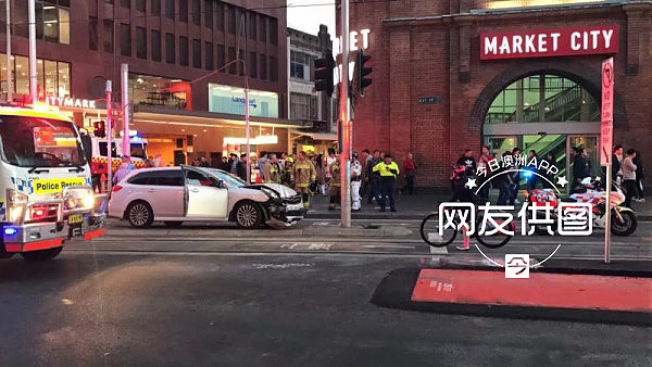 悉尼唐人街Market City路口突发车祸！司机持中国驾照，开错车道误撞柱子，汽车损毁严重 - 1