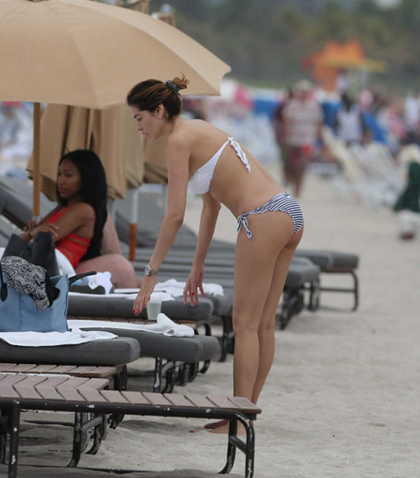 35岁艾达·耶斯皮卡在海滩度假，网友：真不像35岁的女人 - 5